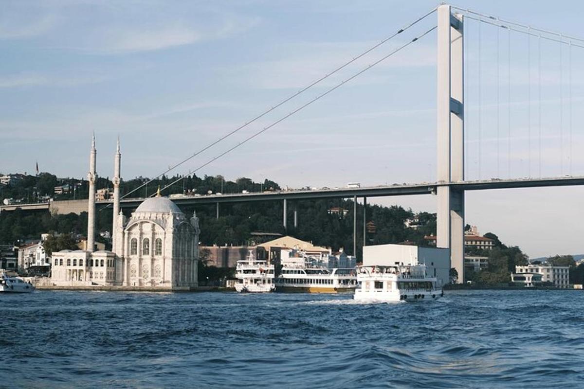 un ponte sopra uno specchio d'acqua con barche