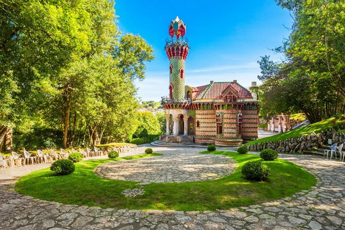 un edificio con una torre en un jardín