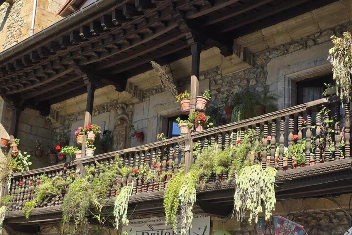 un balcó amb plantes en test en un edifici