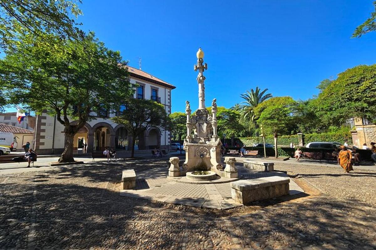 una font al mig d'un parc amb un edifici