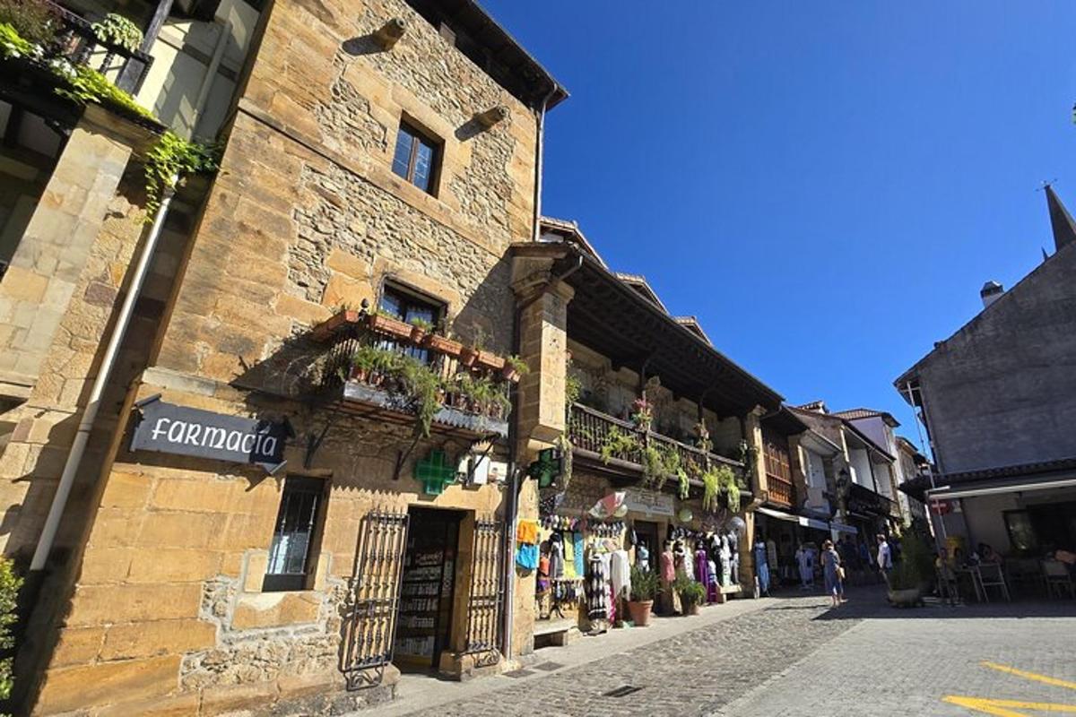 un edifici de maó amb una botiga al carrer