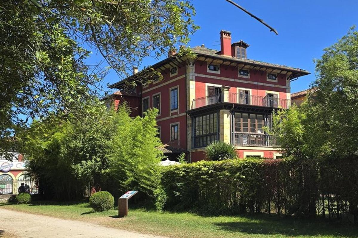 Una gran casa de ladrillo rojo con una chimenea en la parte superior