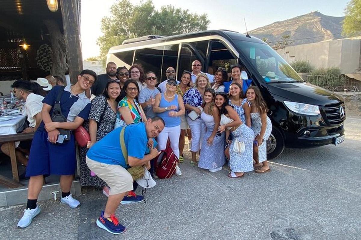 un gruppo di persone in piedi davanti a un autobus