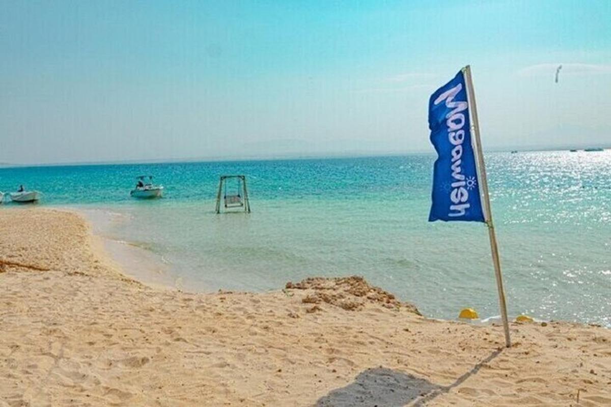 zastava v pesku na plaži