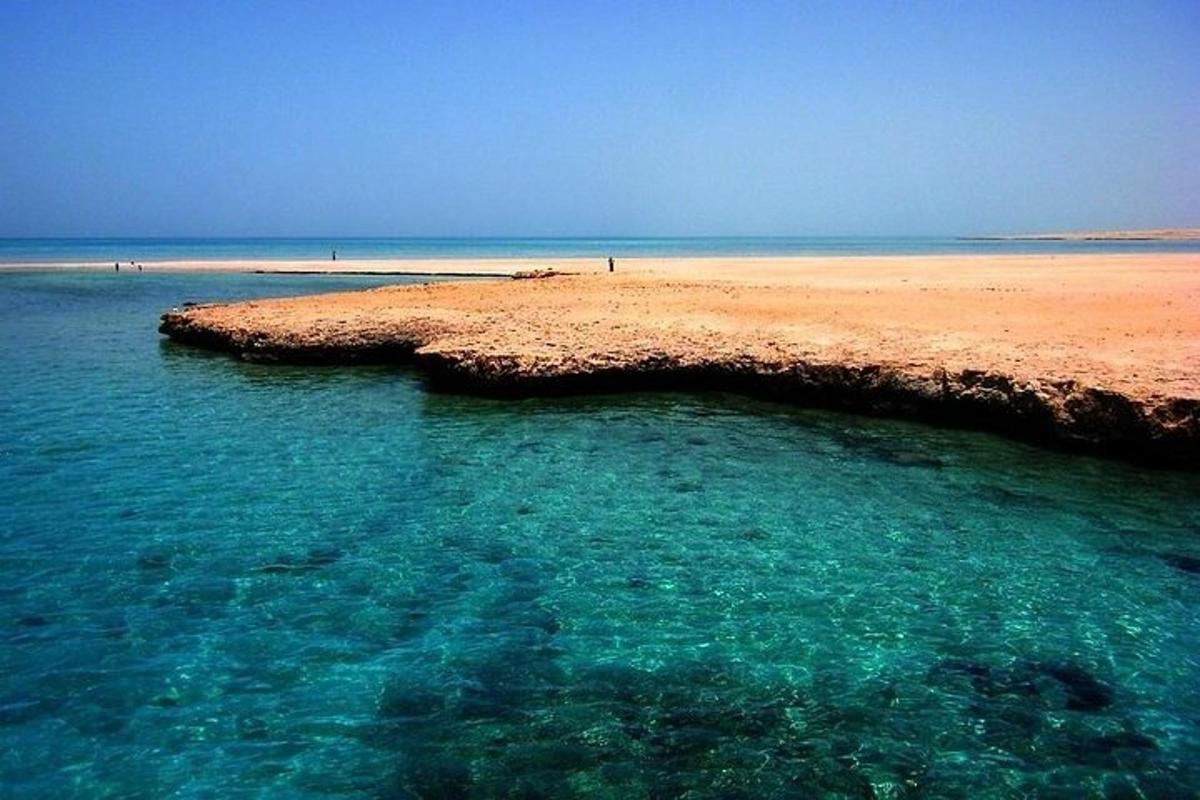 una spiaggia con un grande specchio d'acqua