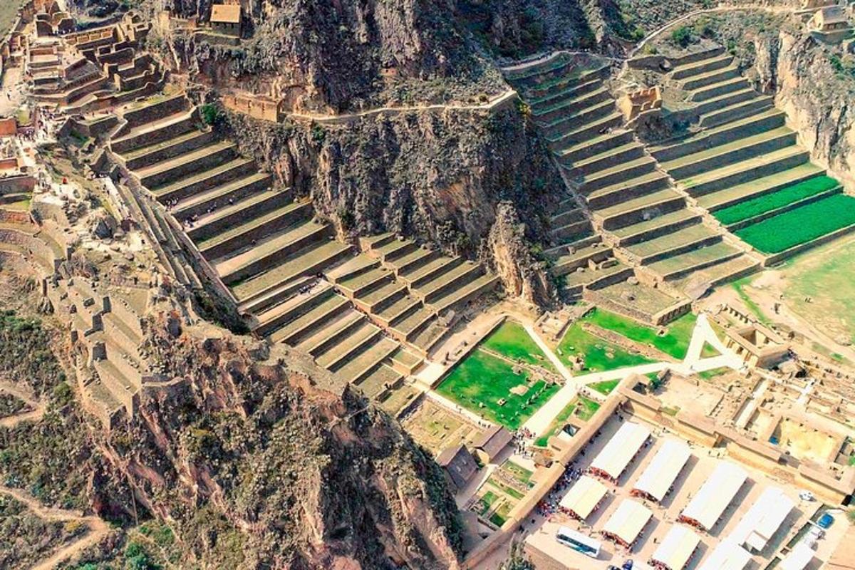 una vista aerea di un antico anfiteatro su una montagna