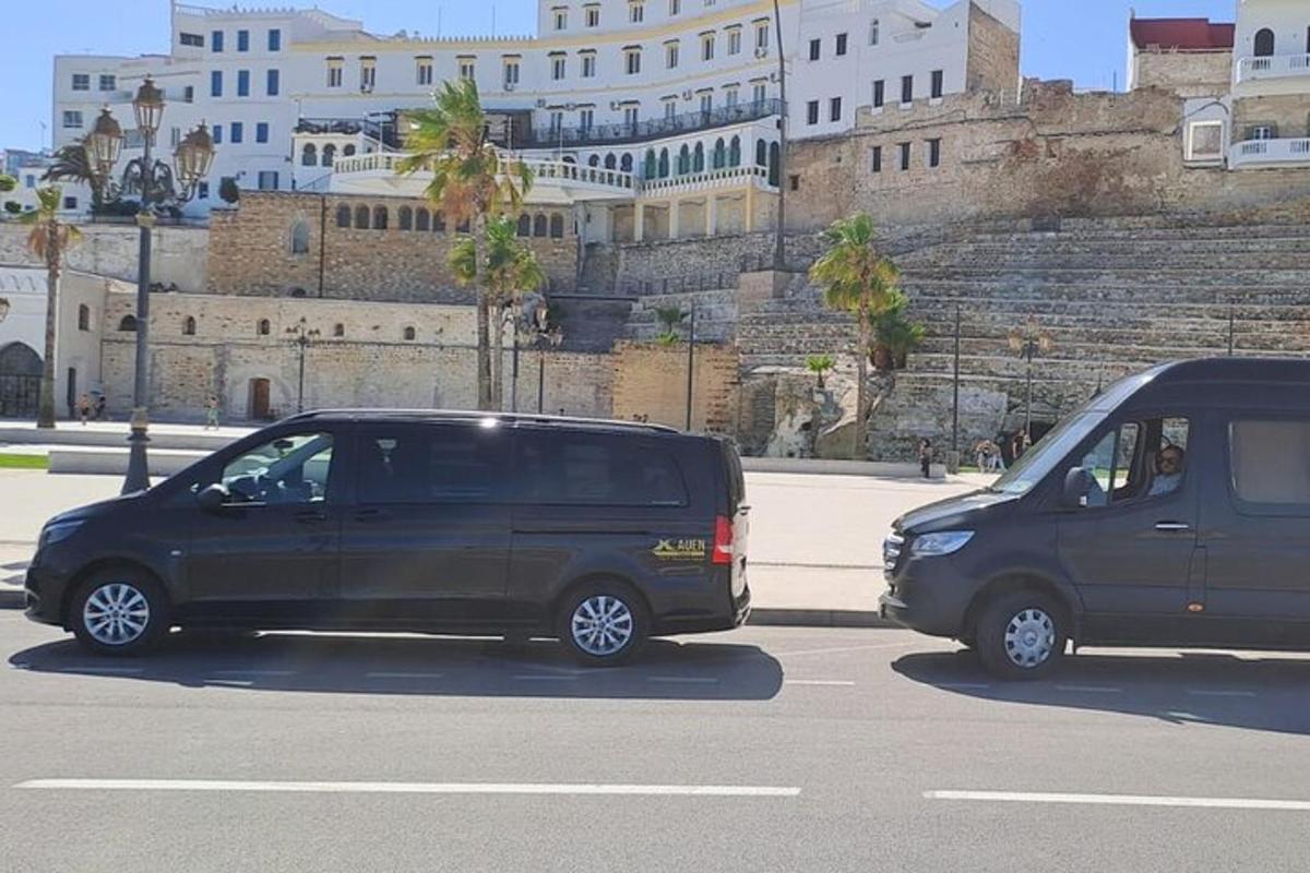 két furgon parkolt egy épület előtti parkolóban