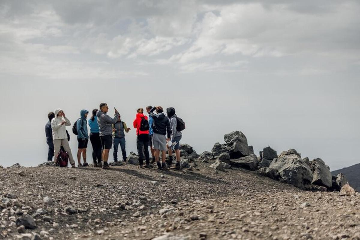 skupina lidí stojící na vrcholu hory