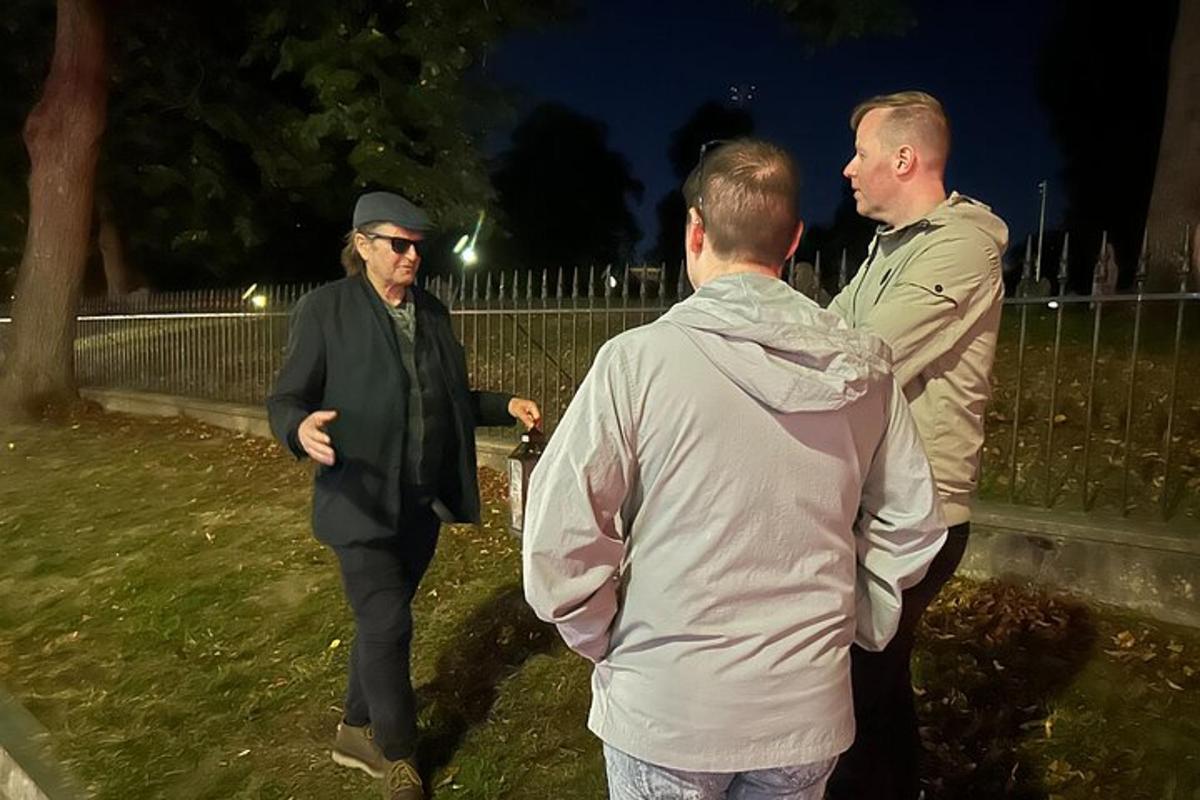 kolmest mehest koosnev grupp seisis aia kõrval
