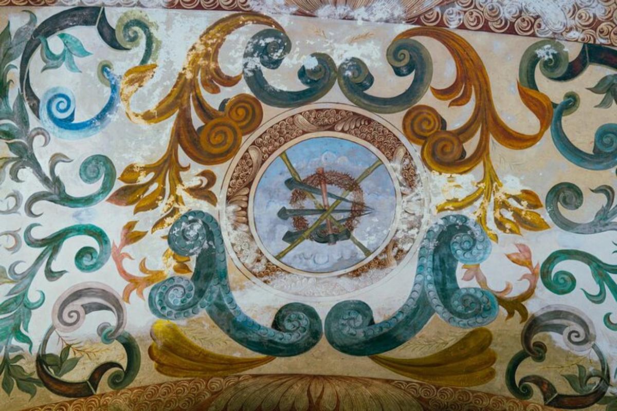 μια ζωγραφιά ενός ρολογιού σε έναν τοίχο με ένα χταπόδι