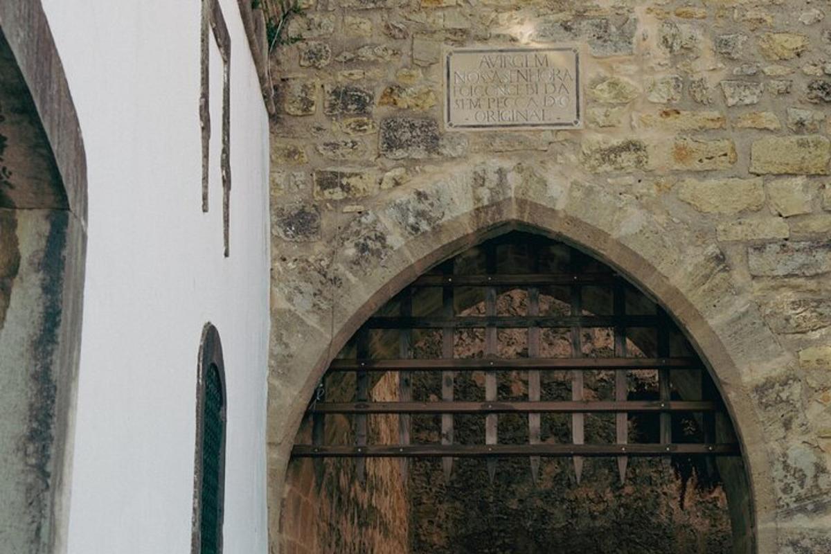 μια αψίδα σε ένα κτίριο με μια πινακίδα στον τοίχο