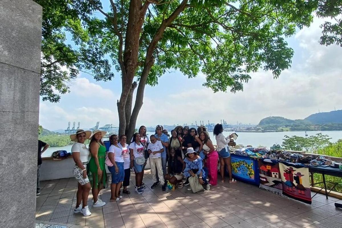 um grupo de pessoas posando para uma foto em frente à água