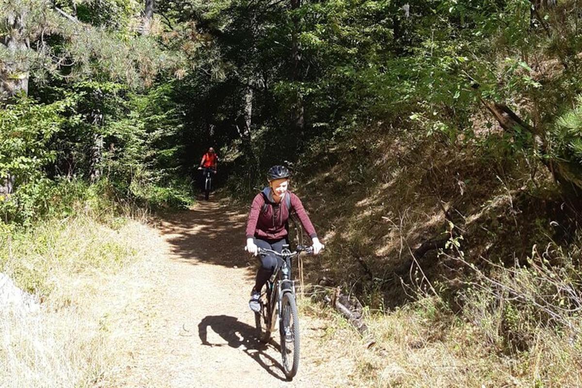 una persona que va en bicicleta por un sendero de tierra