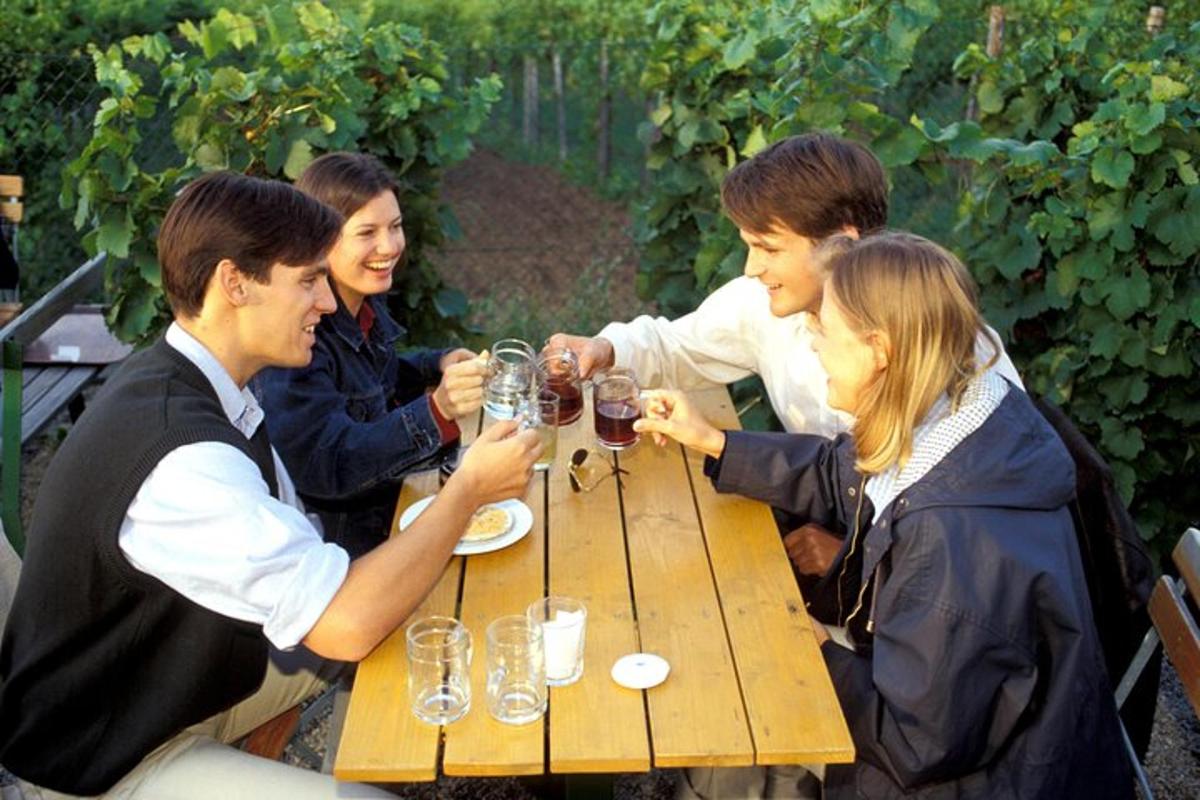 Un grupo de personas sentadas en una mesa bebiendo vino
