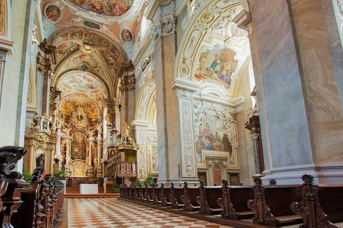 o biserică mare cu un rând de scaune în ea
