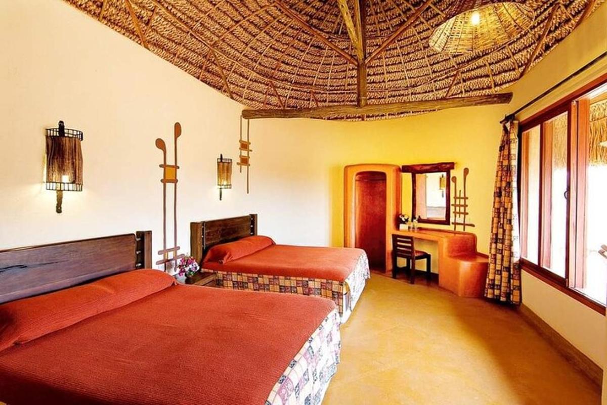 hotellituba kahe voodi ja lauaga
