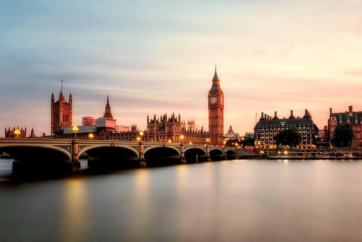most cez rieku s hodinovou vežou Big Ben