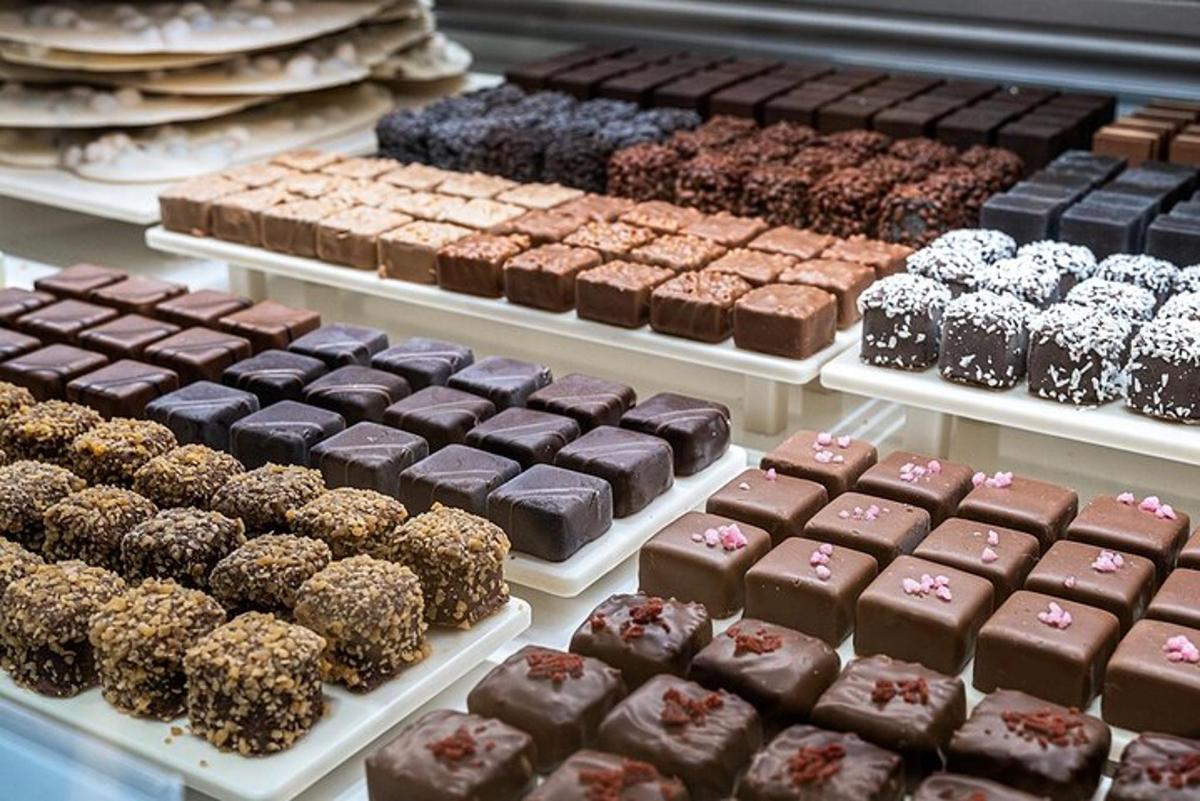 uma vitrine cheia de vários tipos diferentes de chocolate
