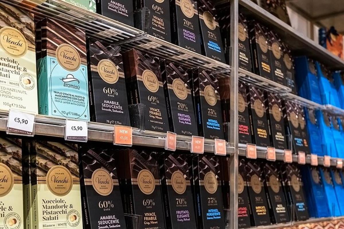 uma prateleira de loja cheia de garrafas de vinho