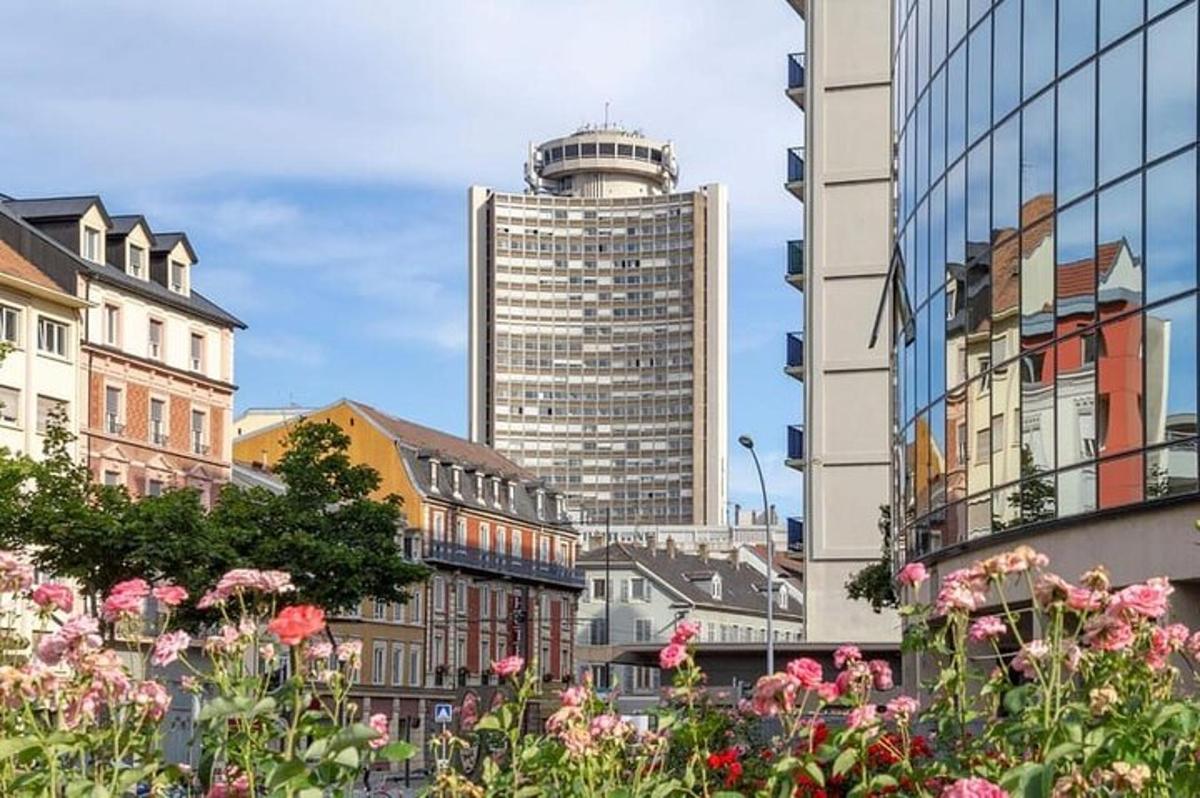 eine Stadt mit hohen Gebäuden und Blumen im Vordergrund