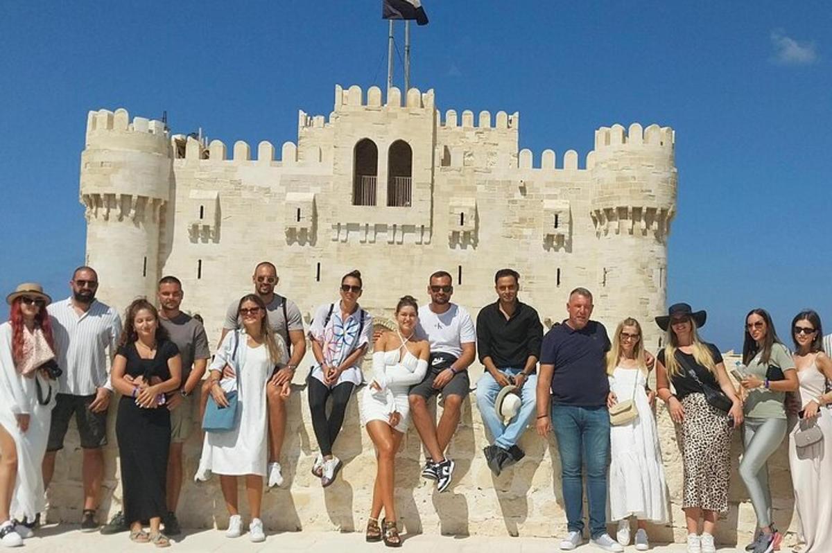 grupp inimesi poseerib lossi ees