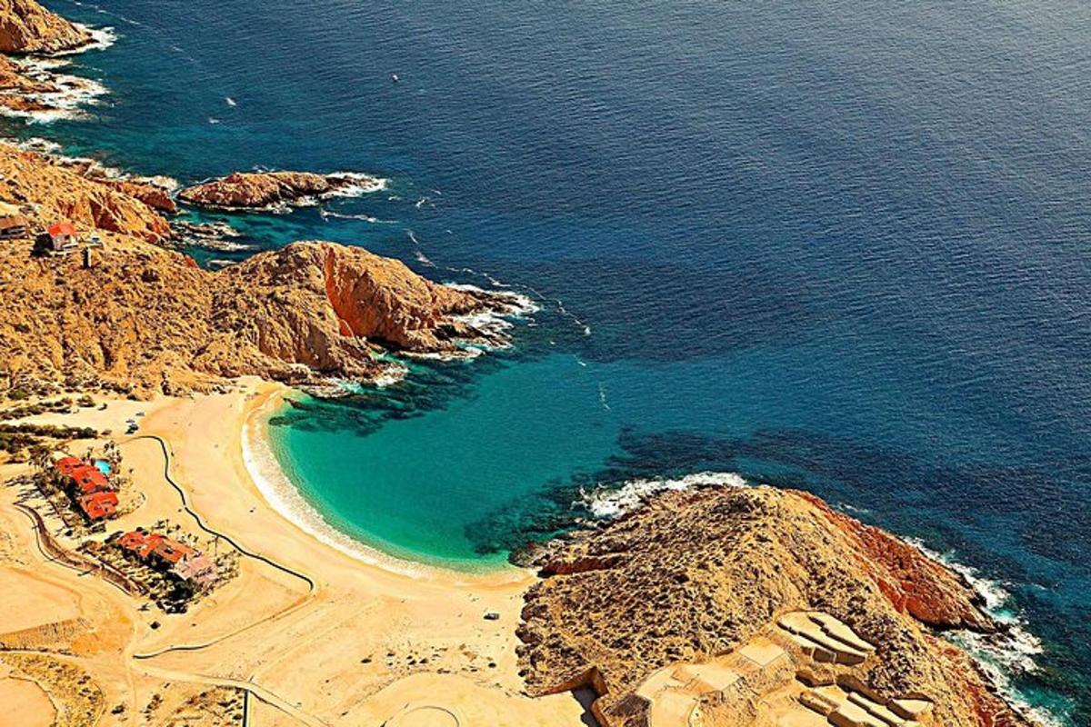 zračni pogled na plažo ob oceanu