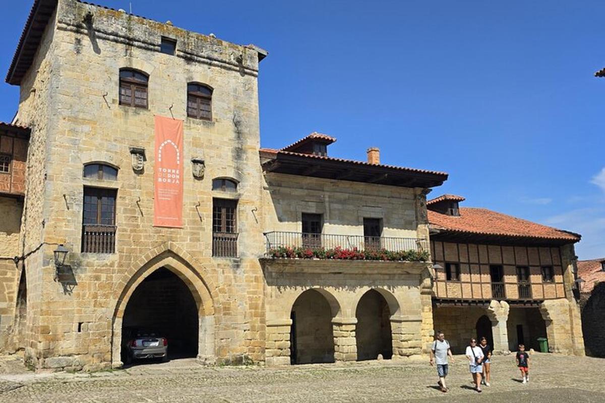 skupina lidí jdoucích před budovou