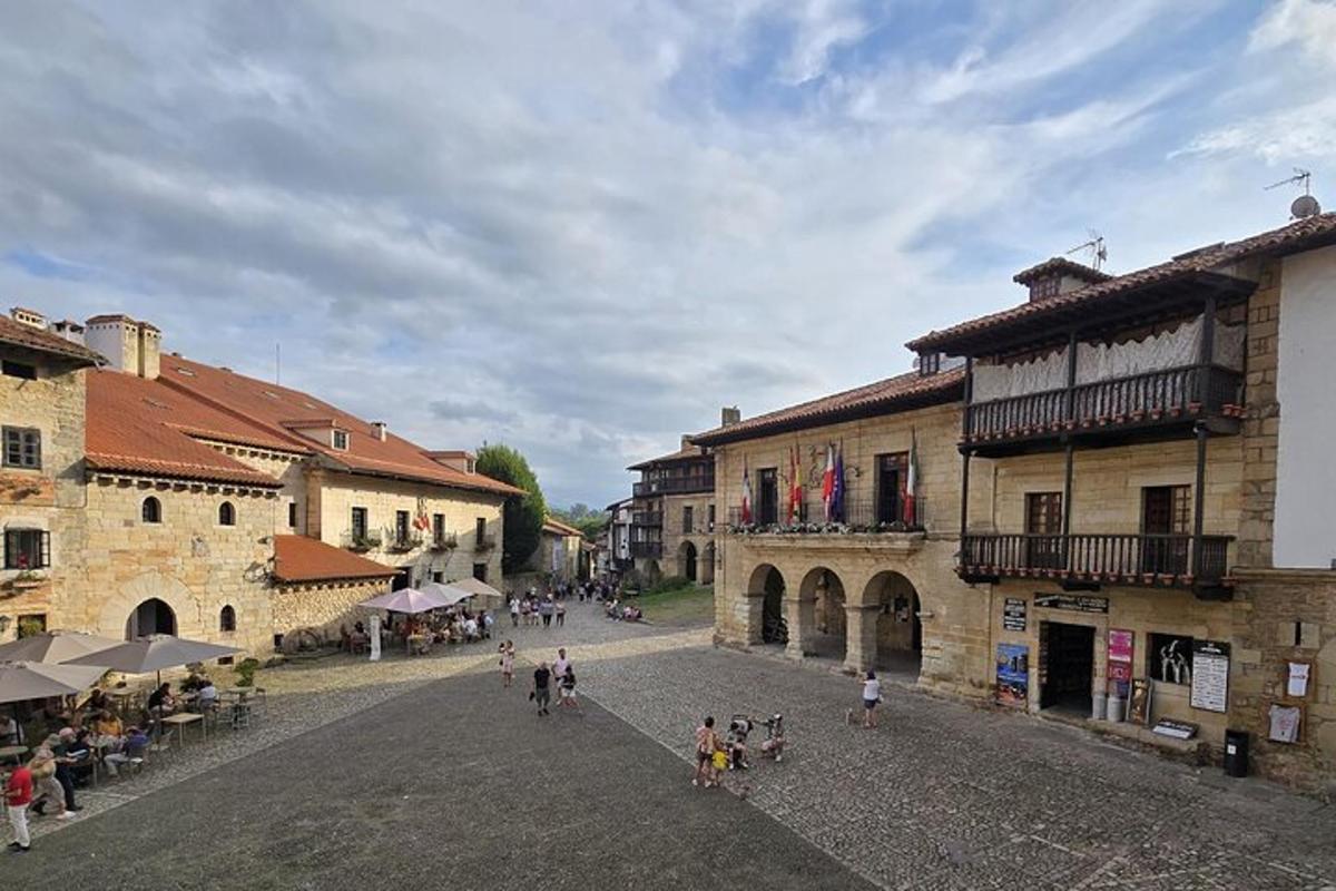 skupina lidí jdoucích po ulici ve městě