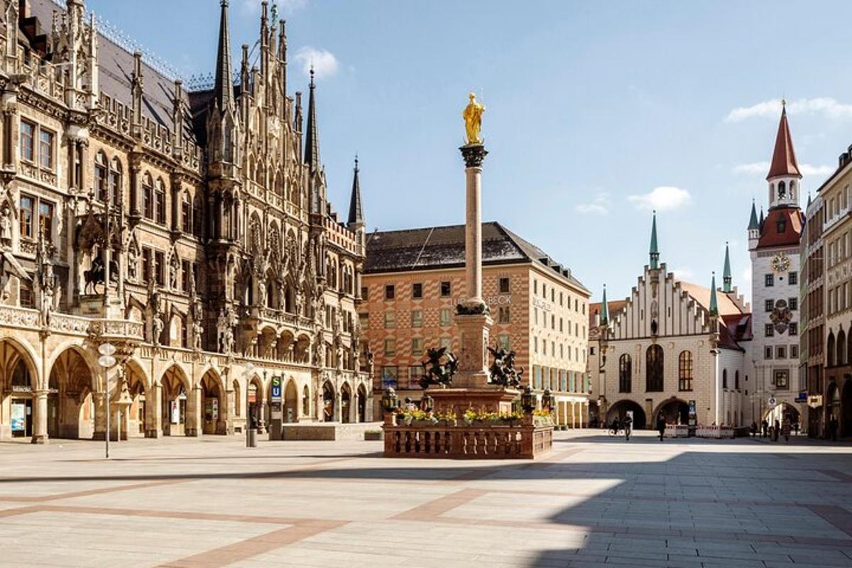 ein Stadtplatz mit einem Brunnen vor einem Gebäude