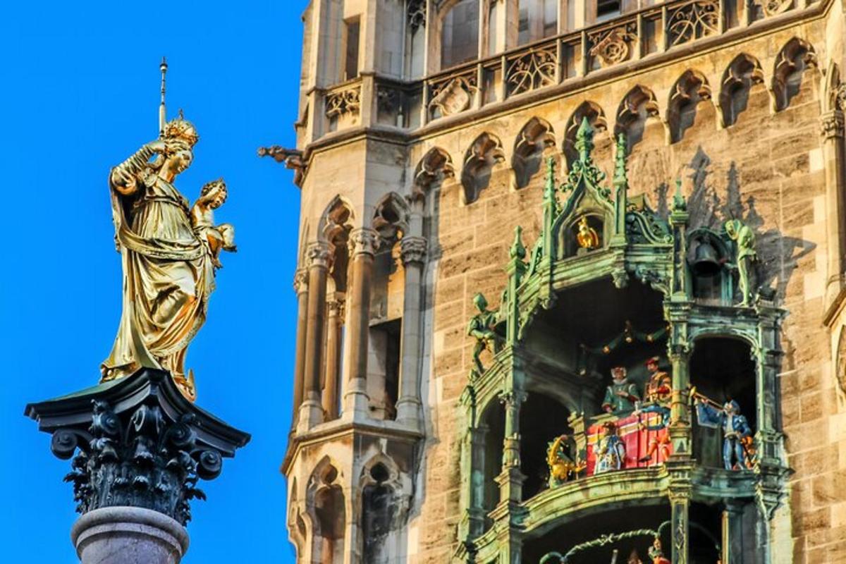 eine Statue auf einer Straßenlaterne neben einem Gebäude