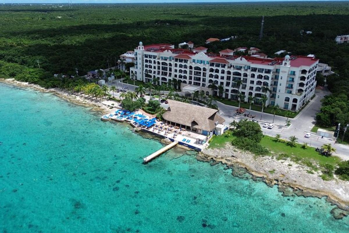 uma vista aérea de um resort em uma ilha na água