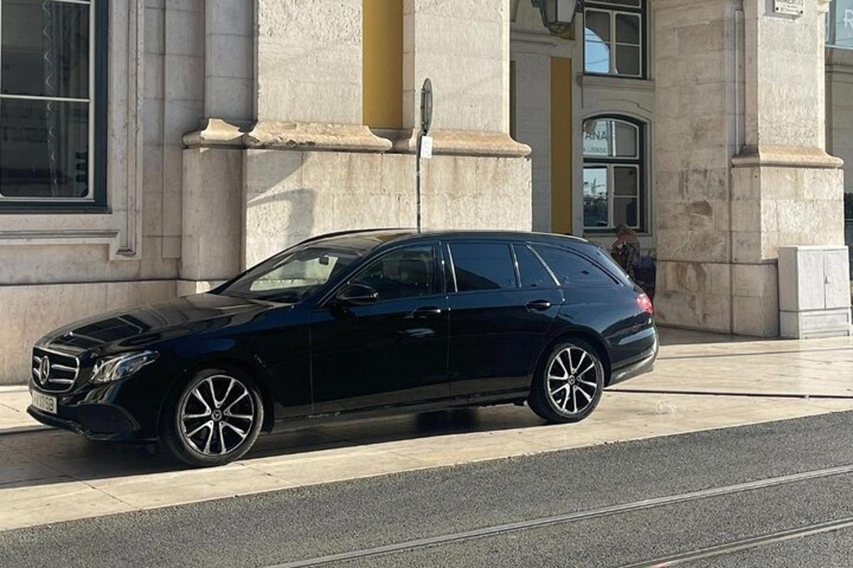 egy fekete autó parkolt az utca szélén