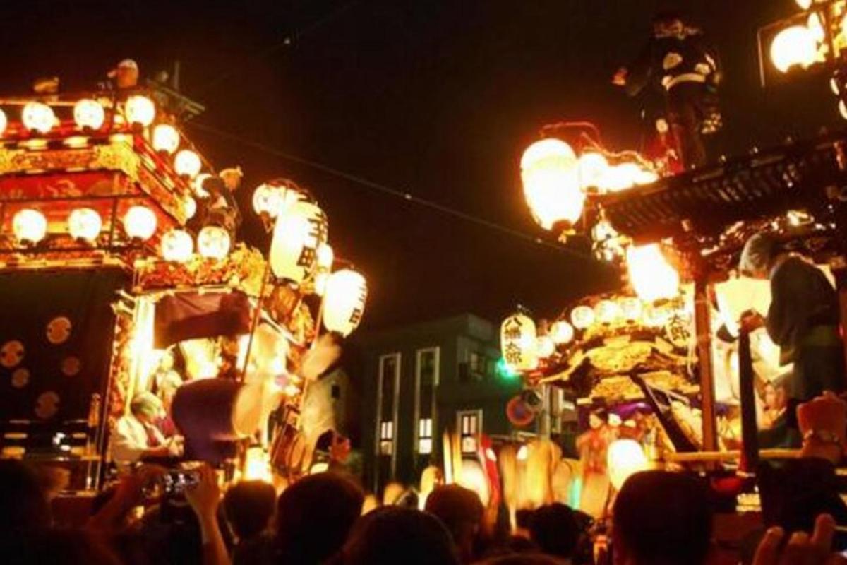 en folkemengde som ser på en festival om natten