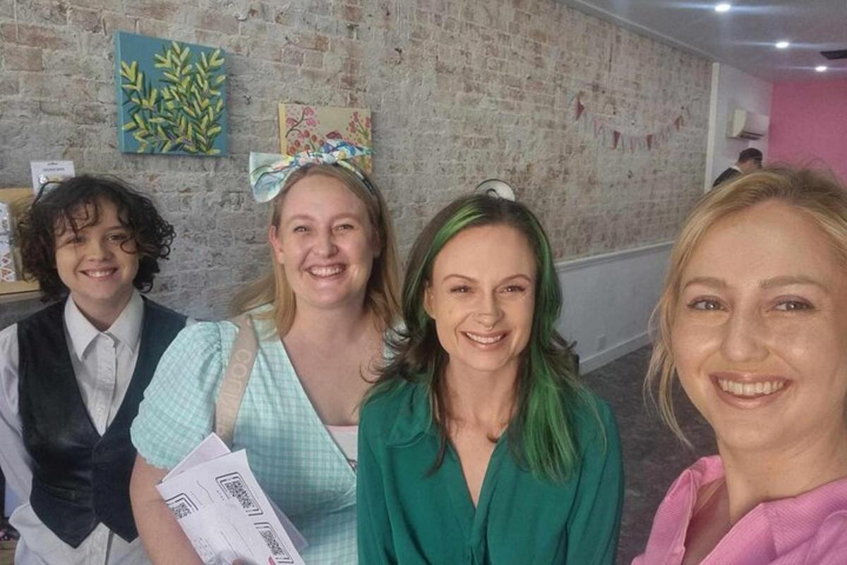 un gruppo di quattro donne che posano per una foto