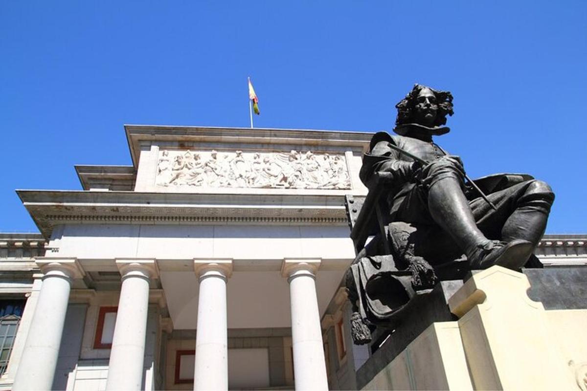 egy nő szobra egy épület előtt