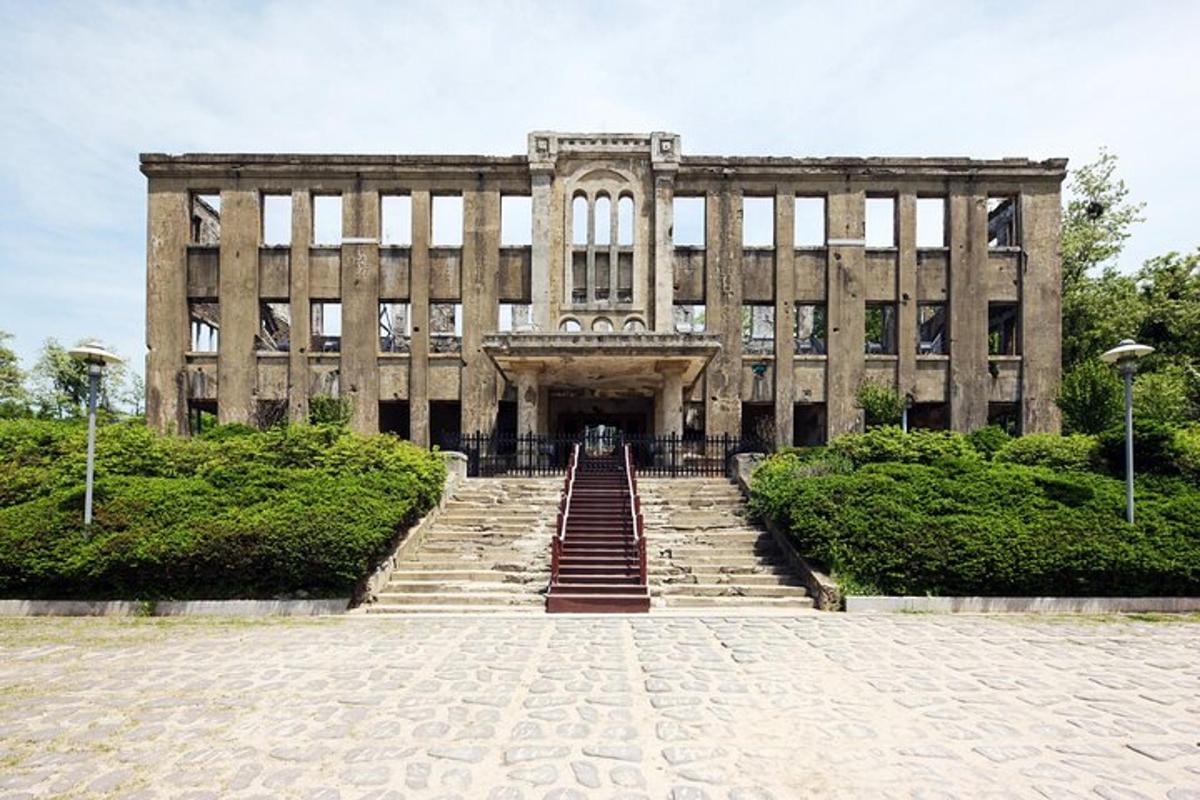 un grande edificio con scale di fronte