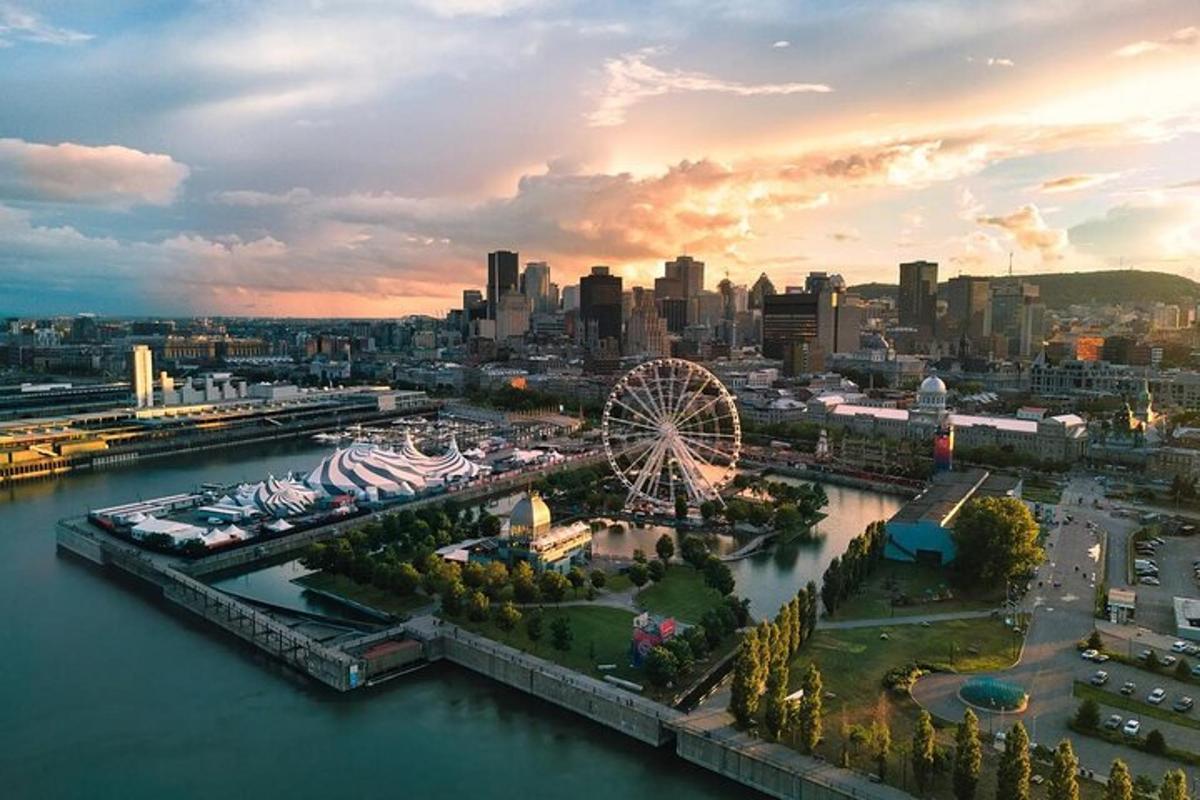 Un horizonte de ciudad con una noria y un puerto