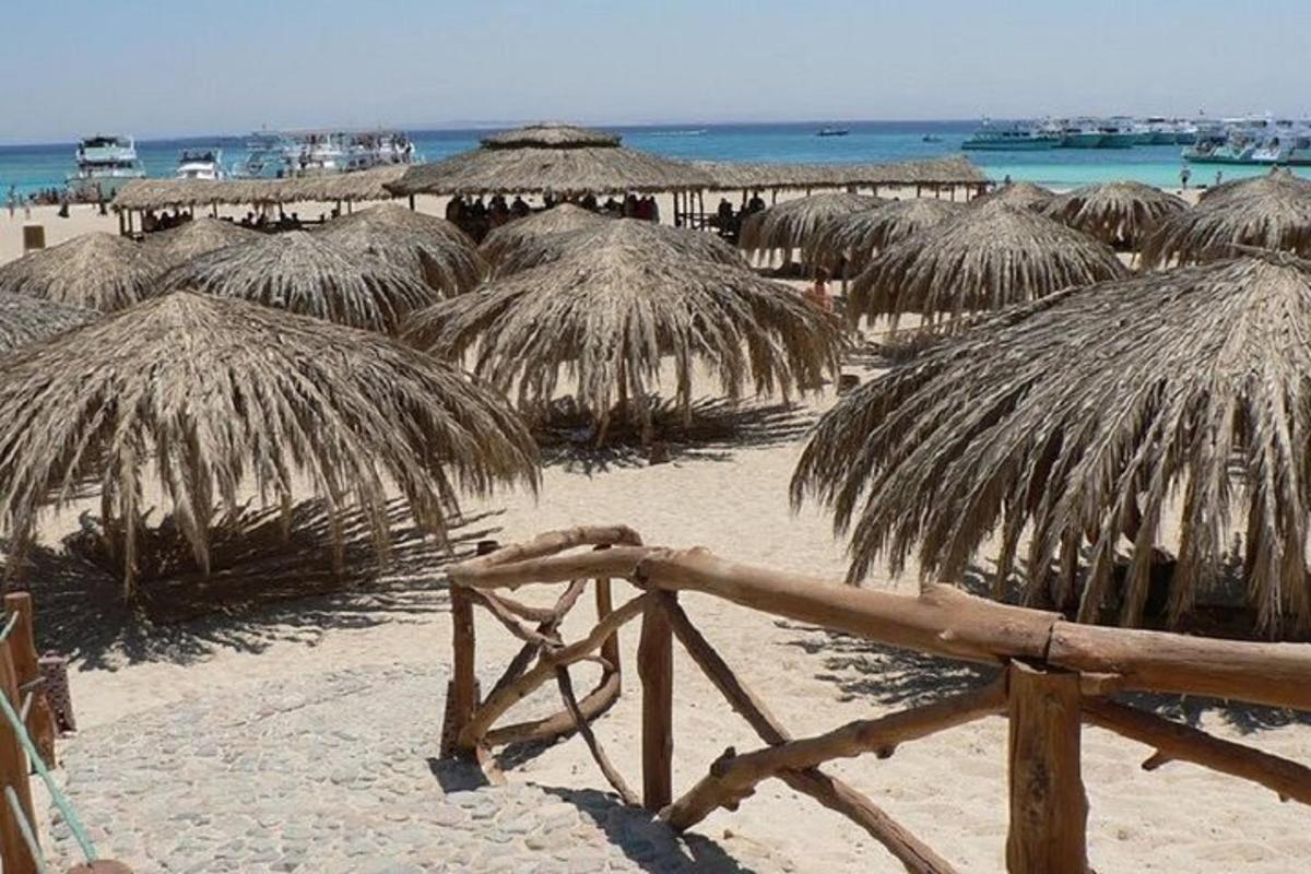 ένα σωρό ψάθινες ομπρέλες σε μια παραλία