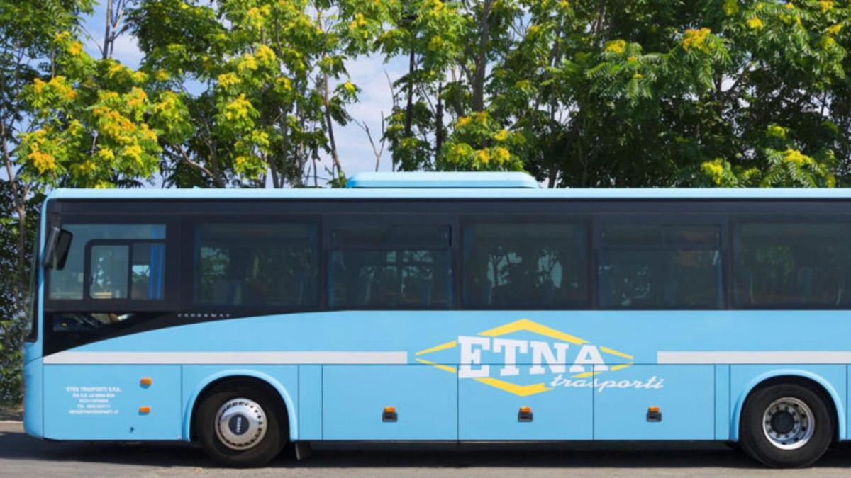 un autobus blu parcheggiato in un parcheggio