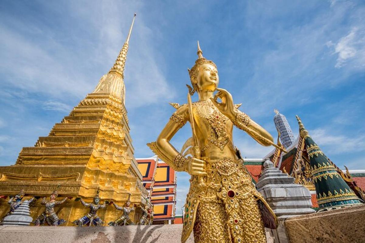 uma estátua dourada de uma mulher em frente a um templo