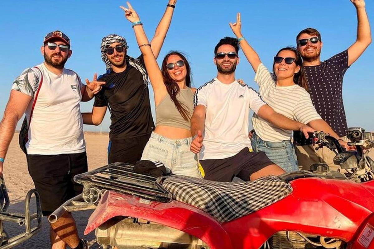 um grupo de pessoas em pé ao lado de uma motocicleta