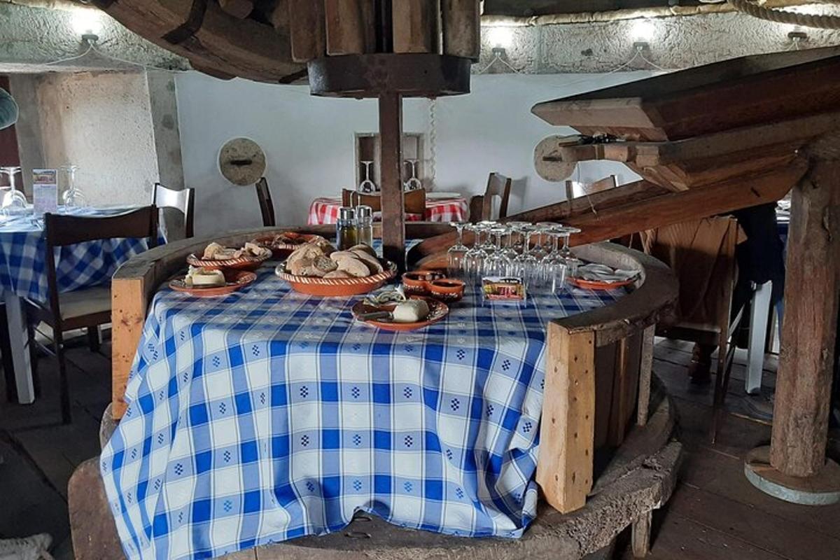sebuah meja dengan sepinggan makanan berwarna biru dan putih di atasnya