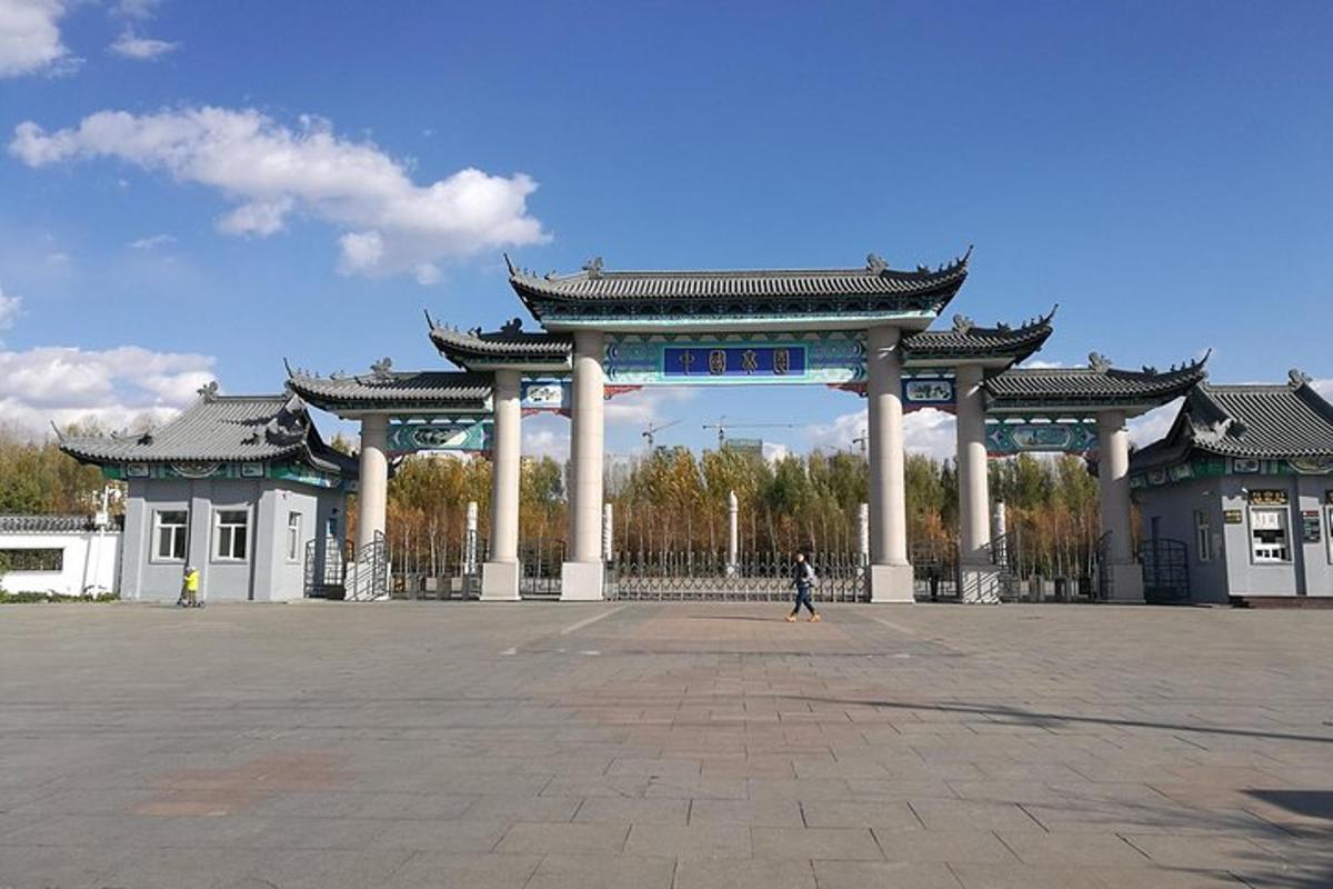 一个人走在一座大楼前