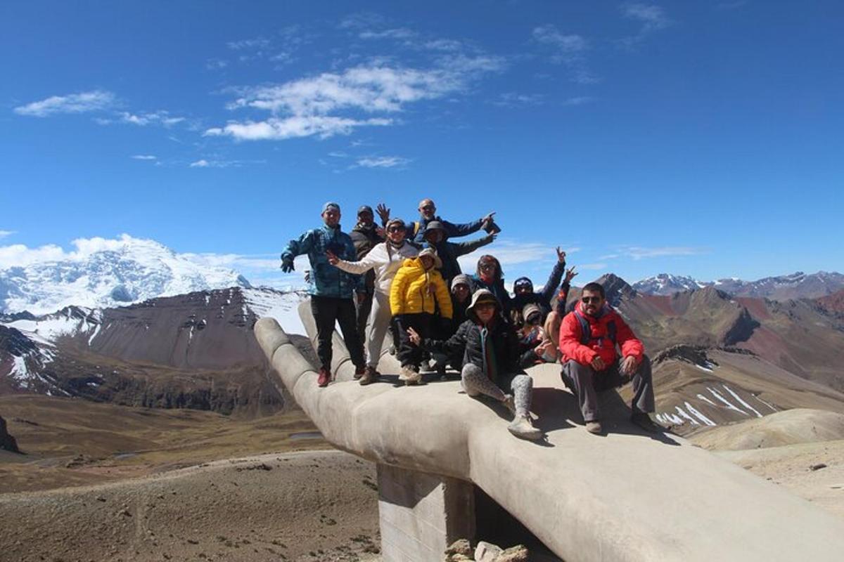 un gruppo di persone sedute in cima a un tubo su una montagna