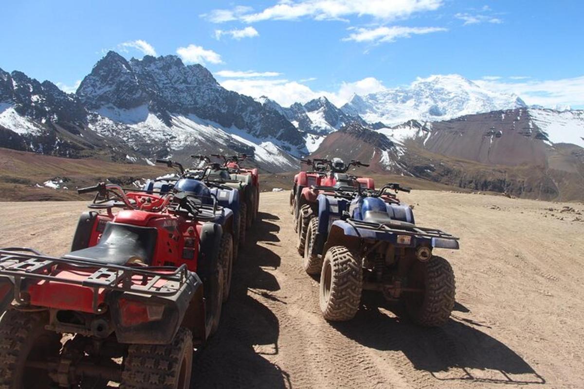 neljast ATV-st koosnev grupp ja ATV-d ning ATV-de grupp