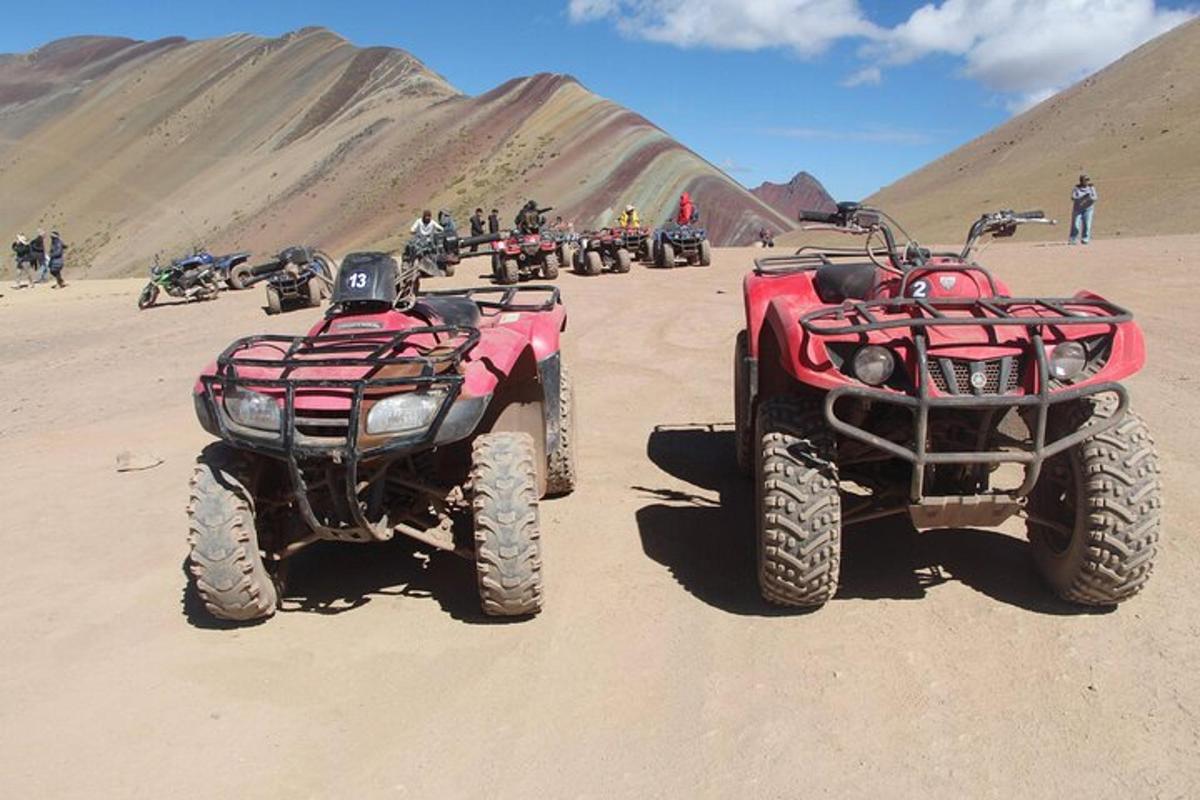 un gruppo di quad nella sabbia del deserto