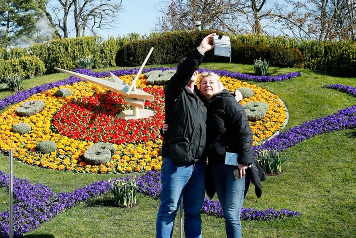 to personer som står foran en blomsterklokke