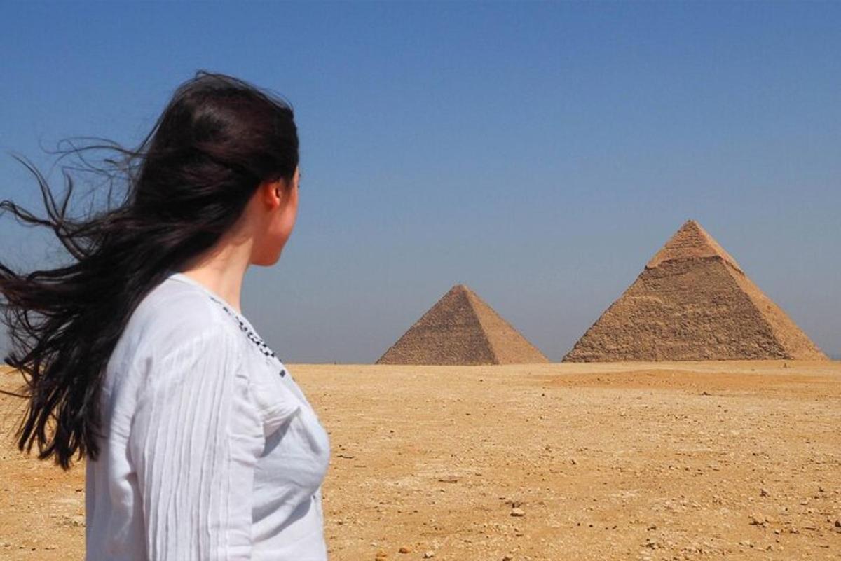 una donna in piedi davanti alle piramidi