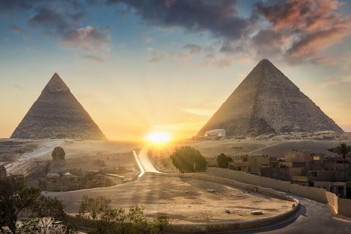 una vista delle piramidi di Giza al tramonto