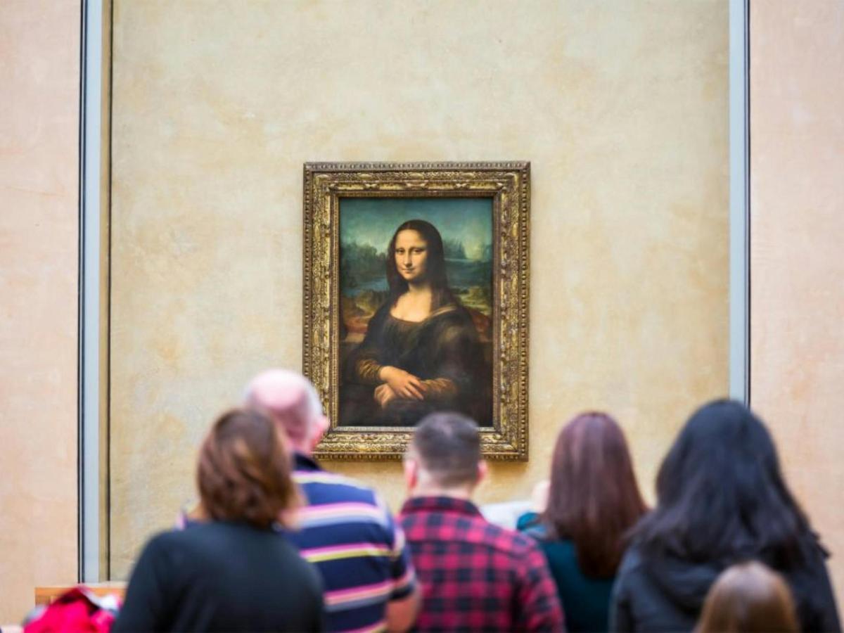 un grup de persones mirant una pintura